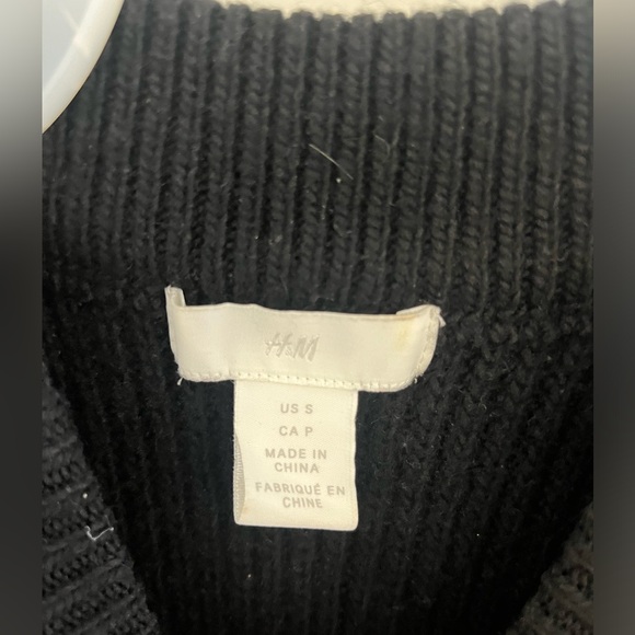 H&M sleeveless sweater - Picture 2 of 2